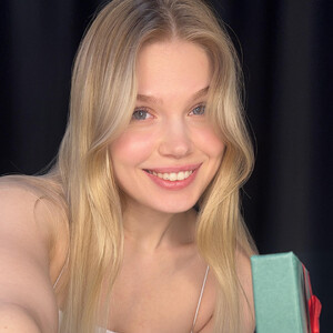 Effie_Cute webcam livesex profile in pussy cams